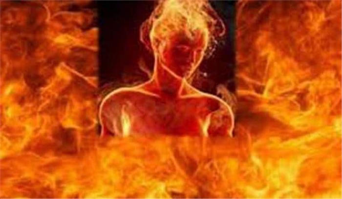 प्रेमी से बात करने से रोका तो पत्नी ने पति को जलाया