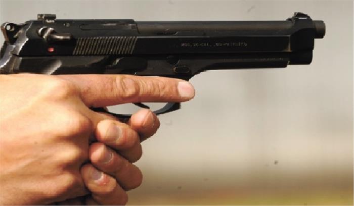 भिंड: मतदान केंद्र के बाहर हुई गोलीबारी भिंड: मतदान केंद्र के बाहर हुई गोलीबारी