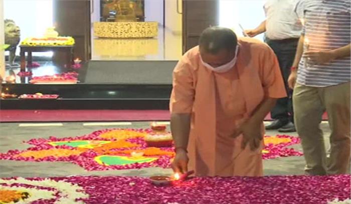 भूमि पूजन से पहले योगी ने अपने घर को दीप से प्रज्ज्वलित किया