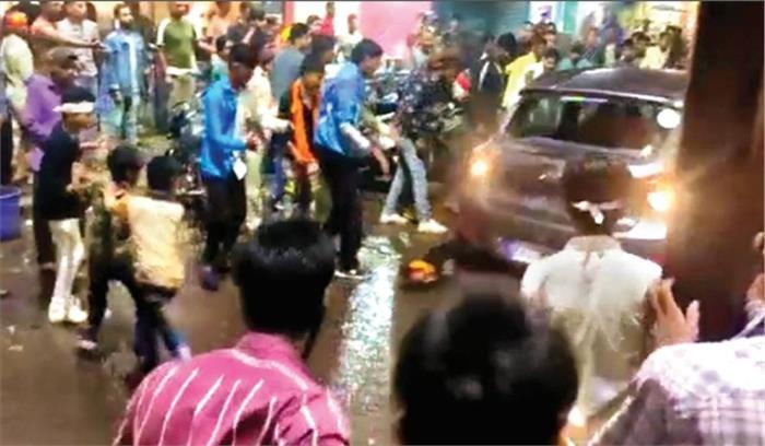 भोपाल में विसर्जन जुलूस में घुसी कार, एक को चोट आई