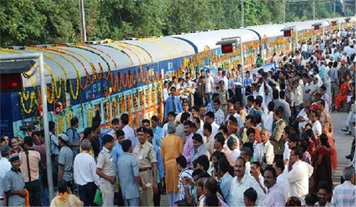 मप्र में पी.सी. शर्मा ने मुख्यमंत्री तीर्थ दर्शन ट्रेन को दिखाई हरी झण्डी