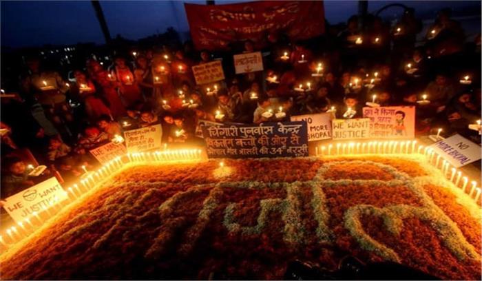 भोपाल गैस त्रासदी के शिकार लोगों को बच्चों ने मोमबत्ती जलाकर दी श्रद्धांजलि