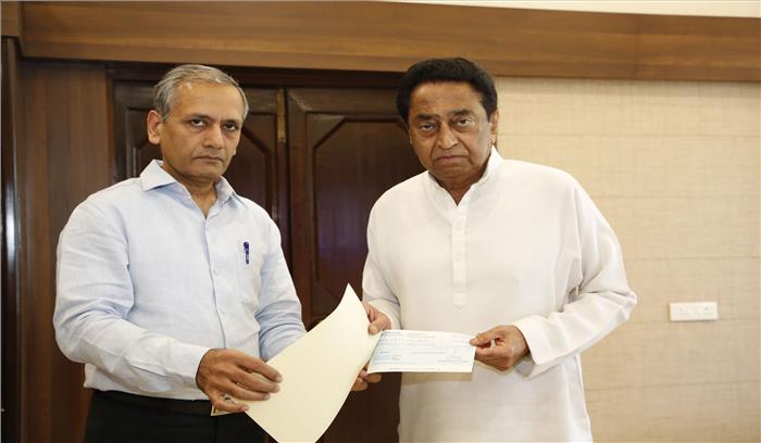 कमलनाथ को बाढ़ पीड़ितों की सहायतार्थ पांच लाख रुपए का चेक भेंट कमलनाथ को बाढ़ पीड़ितों की सहायतार्थ पांच लाख रुपए का चेक भेंट