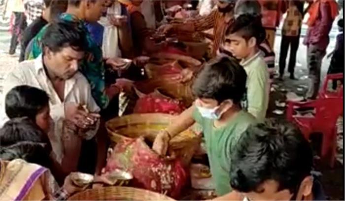 भोपाल में बेटी के जन्म पर खिलाई 50 हजार पानीपुरी भोपाल में बेटी के जन्म पर खिलाई 50 हजार पानीपुरी