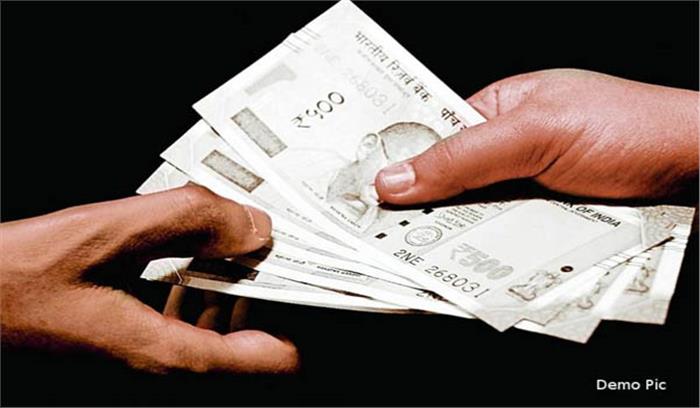 रिश्वत लेने के आराेप में अधिकारी समेत दो गिरफ्तार