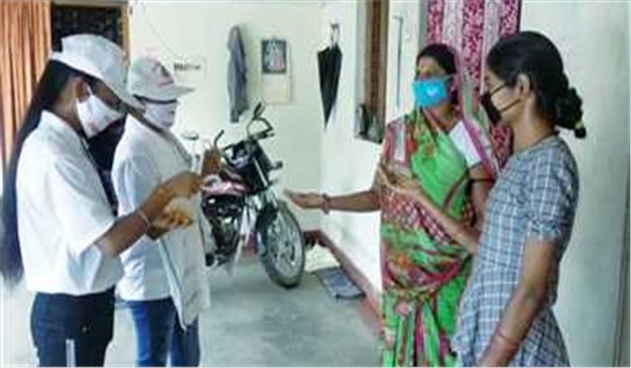 भोपाल में भाजपा प्रदेशाध्यक्ष ने पीले चावल देकर वैक्सीनेशन का आमंत्रण दिया