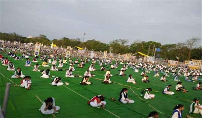 मध्यप्रदेश में मनाया योग दिवस, हजारों स्थानों पर हुआ योग मध्यप्रदेश में मनाया योग दिवस, हजारों स्थानों पर हुआ योग