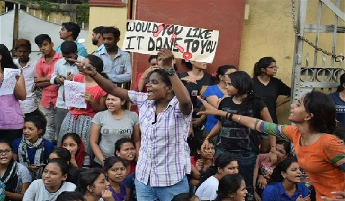 बीएचयू घटना के विरोध में दिल्ली में प्रदर्शन