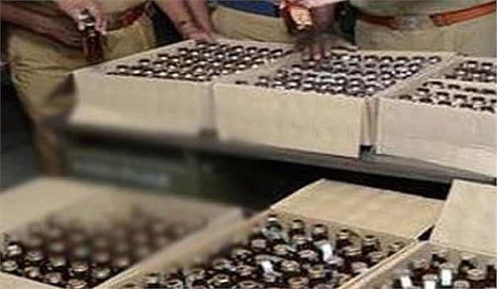 गुजरात : ट्रक से 11 लाख से भी ज्यादा की अवैध शराब बरामद गुजरात : ट्रक से 11 लाख से भी ज्यादा की अवैध शराब बरामद