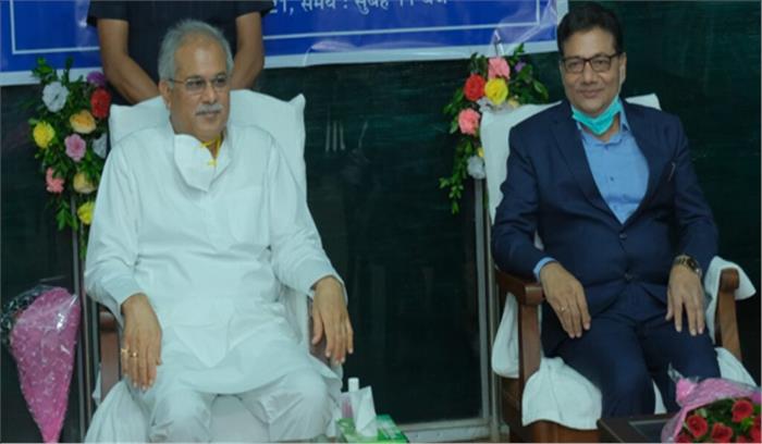 भूपेश बघेल ने विद्युत नियामक आयोग के नवनियुक्त अध्यक्ष हेमन्त वर्मा को दिलाई शपथ