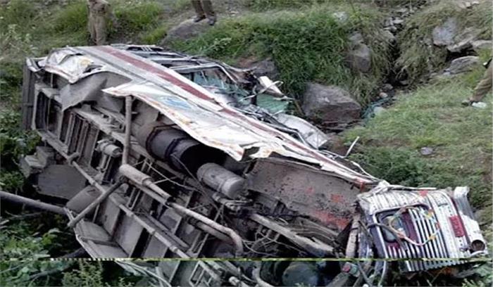 तेज रफ्तार बस पलटने से करीब 50 यात्री घायल