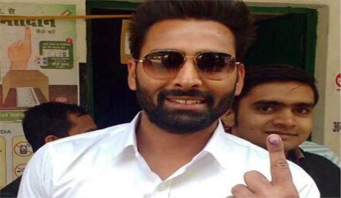 बिग बॉस विजेता मनवीर गुज्जर ने नोएडा में वोट डाला