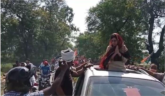 बिहार : लालू की पुत्रवधू ऐश्वर्या ने जदयू के लिए मांगा वोट, किया रोडशो