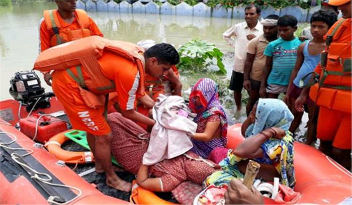बिहार : एनडीआरएफ नाव में मां ने बच्चे को दिया जन्म