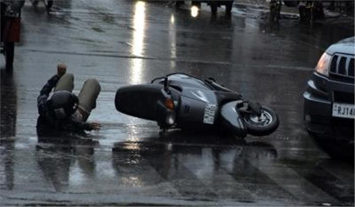 बिहार : सड़क हादसे में 2 लोगों की मौत पर बवाल, सीओ की गाड़ी फूंकी, लूट ली राइफल