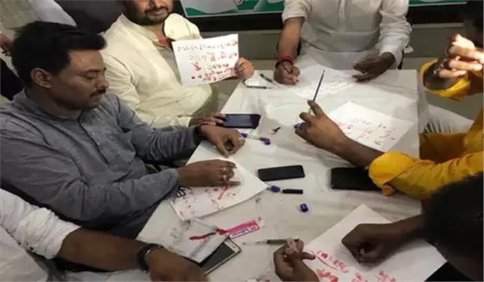 बिहार : राहुल के अध्यक्ष बने रहने के लिए कांग्रेस कार्यकर्ताओं ने लिखी खून से चिट्ठी