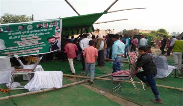 बिहार : लालू के कन्हैया तेजप्रताप का मंच टूटा, बाल-बाल बचे