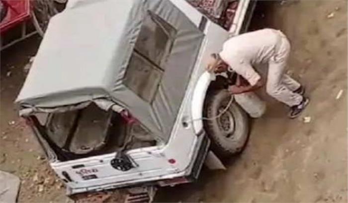 बिहार में पुलिस जिप्सी से पेट्रोल चुराते कांस्टेबल गिरफ्तार