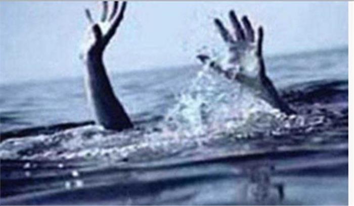 बिहार: गंगा नदी में 5 लोगों के डूबने की आशंका