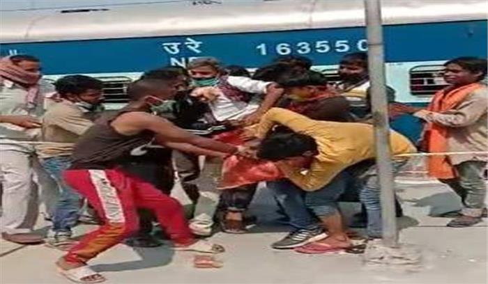 बिहार के कटिहार रेलवे स्टेशन पर बिस्किट की छीनाझपटी