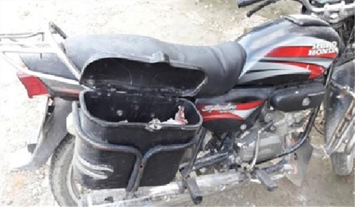 मोटरसाइकिल की डिक्की तोड़ कर करीब डेढ़ लाख रुपये की चोरी
