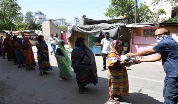 बिहार : निरहुआ ने जरूरतमंदों को बंटवाए राशन, कहा मुसीबत में साथ हैं