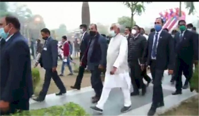 बिहार : नीतीश इको पार्क पहुंचे, युवक-युवतियों ने ली सेल्फी