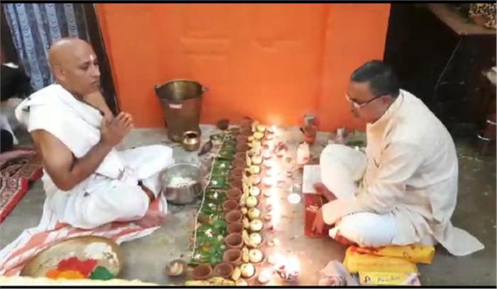 बिहार : गया में कोरोना से मरे लोगों की आत्मा की शांति के लिए पिंडदान बिहार : गया में कोरोना से मरे लोगों की आत्मा की शांति के लिए पिंडदान