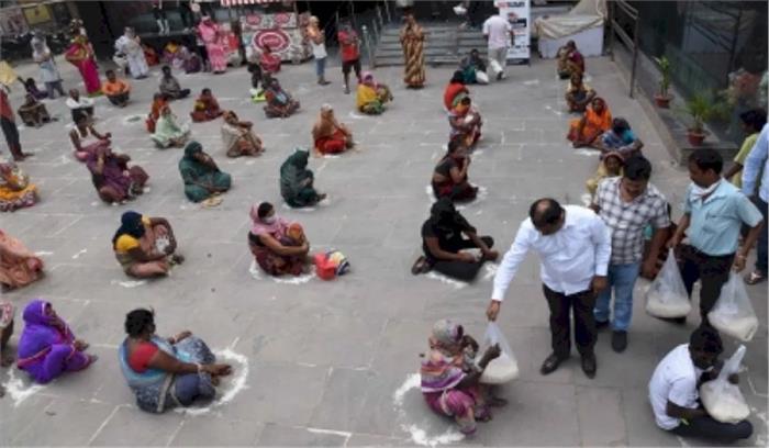 बिहार : जविपा ने निर्धनों के बीच बांटी राशन सामग्री