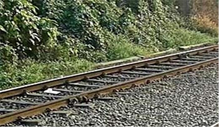बिहार : रेल पटरी से युवती का क्षत-विक्षत शव बरामद