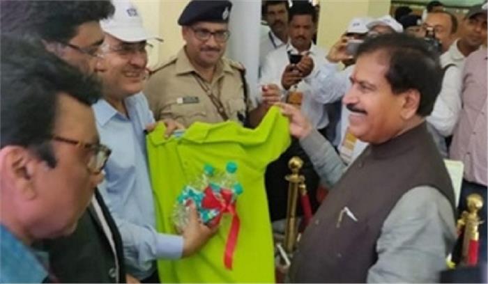 बिहार : रेलवे प्लास्टिक की बेकार बोतलों से बना रहा टी-शर्ट, टोपी 