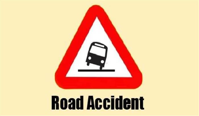 पिकअप वैन के चपेट में आने से 2 युवकों की मौत