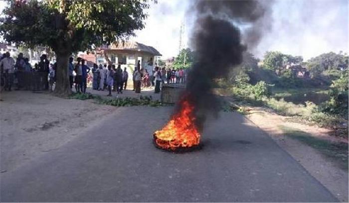  व्यवसायी की हत्या के चलते लोगों ने पुलिस के वाहन फूंके