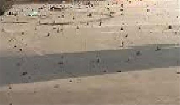 अतिक्रमण हटाने गई पुलिस पर स्थानीय लोगों ने पथराव किया