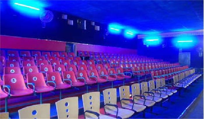 सिनेमा हॉल के मालिक की गोली मारकर हत्या, लोगों ने फूंकी पुलिस की जीप