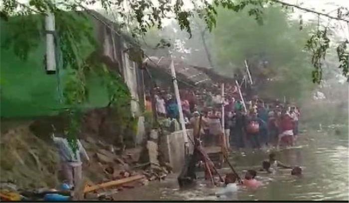 बिहार: समस्तीपुर में छठ के दौरान गिरी मंदिर की दीवार, मरने वालों की संख्य बढ़कर 3 हुई बिहार: समस्तीपुर में छठ के दौरान गिरी मंदिर की दीवार, मरने वालों की संख्य बढ़कर 3 हुई