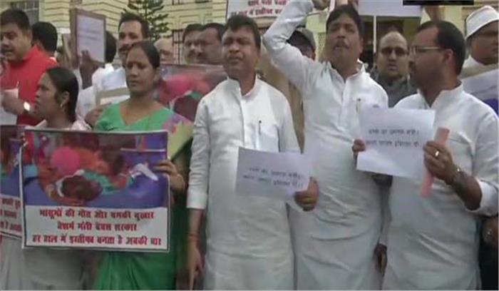 स्वास्थ्य मंत्री मंगल पांडे के इस्तीफे की मांग को लेकर विधानसभा में हंगामा स्वास्थ्य मंत्री मंगल पांडे के इस्तीफे की मांग को लेकर विधानसभा में हंगामा