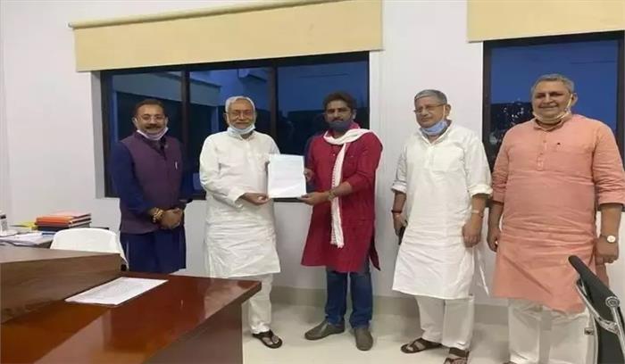 लोक जनशक्ति पार्टी के इकलौते विधायक ने थामा जदयू का दामन लोक जनशक्ति पार्टी के इकलौते विधायक ने थामा जदयू का दामन