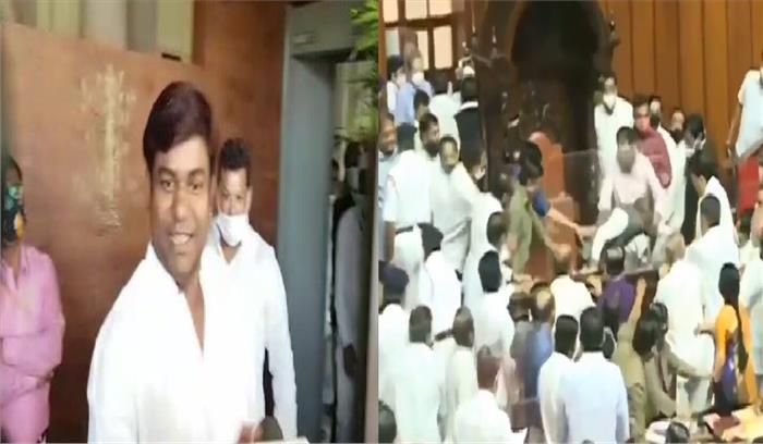 मंत्री के भाई के सरकारी कार्यक्रम में पहुंचने से विधान परिषद में मचा हंगामा मंत्री के भाई के सरकारी कार्यक्रम में पहुंचने से विधान परिषद में मचा हंगामा