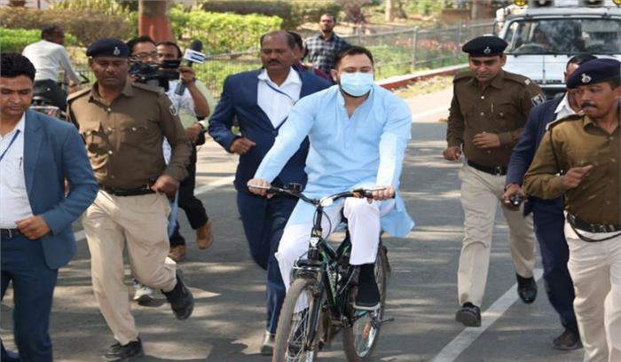 महंगाई को लेकर तेजस्वी यादव ने सरकार को घेरा, साइकिल चलाकर पहुंचे विधानसभा