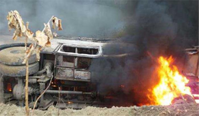 लक्जरी बस में लगी आग, 12 लोगों के मरने की आशंका लक्जरी बस में लगी आग, 12 लोगों के मरने की आशंका