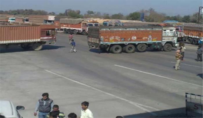 अपराधियों ने टोल प्लाजा के कर्मचारी से 25 लाख रुपये लूटे