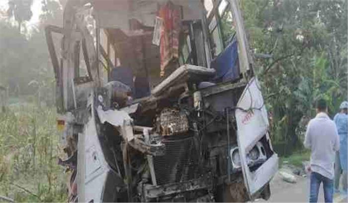 बिहार : यात्री बस व ट्रक की टक्कर में 2 प्रवासी मजदूरों की मौत बिहार : यात्री बस व ट्रक की टक्कर में 2 प्रवासी मजदूरों की मौत