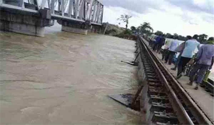 बिहार के उत्तरी हिस्से में बाढ़ का कहर जारी, दरभंगा-समस्तीपुर रेलखंड पर रेलगाड़ियों का परिचालन ठप  
