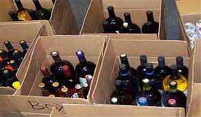 शिक्षक के मकान से 300 कार्टन विदेशी शराब बरामद