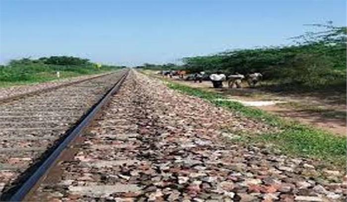 ट्रेन से कटकर तीन लोगों की मृत्यु ट्रेन से कटकर तीन लोगों की मृत्यु