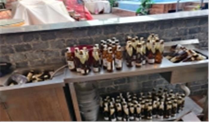 बिहार में कांग्रेस विधायक की गाड़ी से शराब की बोतलें बरामद बिहार में कांग्रेस विधायक की गाड़ी से शराब की बोतलें बरामद