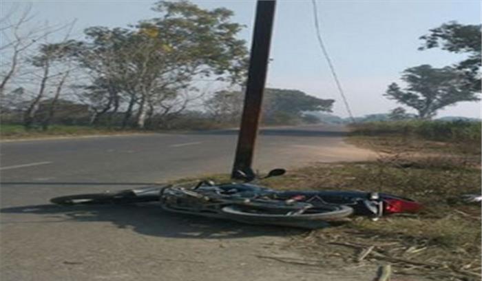 बिहार: बिजली के खंभे से टकराई बाइक, तीन की मौत 