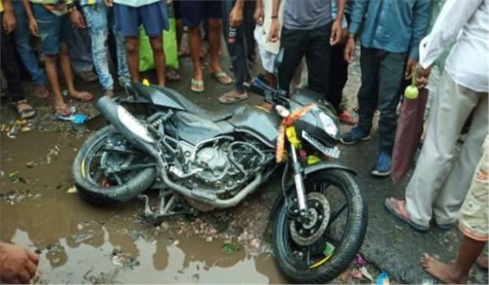 बेगूसराय में मोटरसाइकिल के पलटने से युवक की मौत ,एक घायल