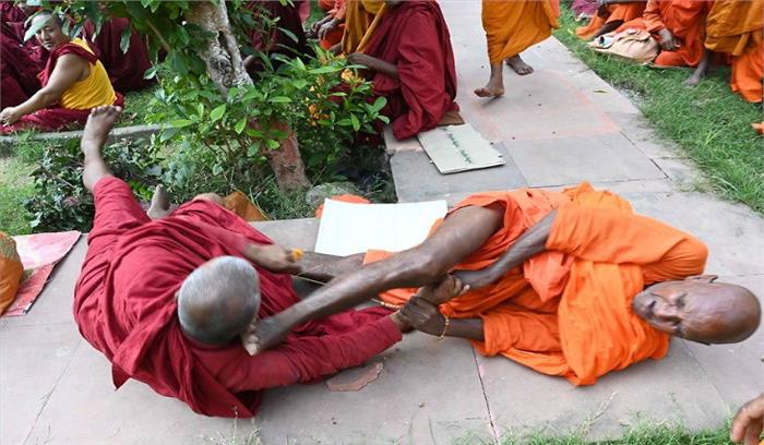 बिहार : महाबोधि मंदिर परिसर में 2 बौद्ध भिक्षु आपस में भिड़े बिहार : महाबोधि मंदिर परिसर में 2 बौद्ध भिक्षु आपस में भिड़े